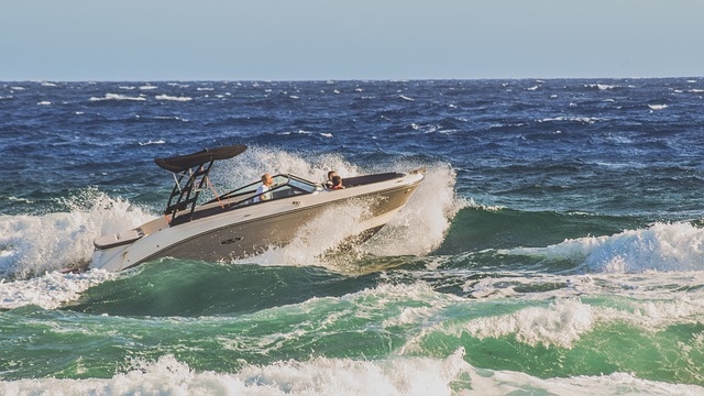 En speedbåd sejler på store bølger