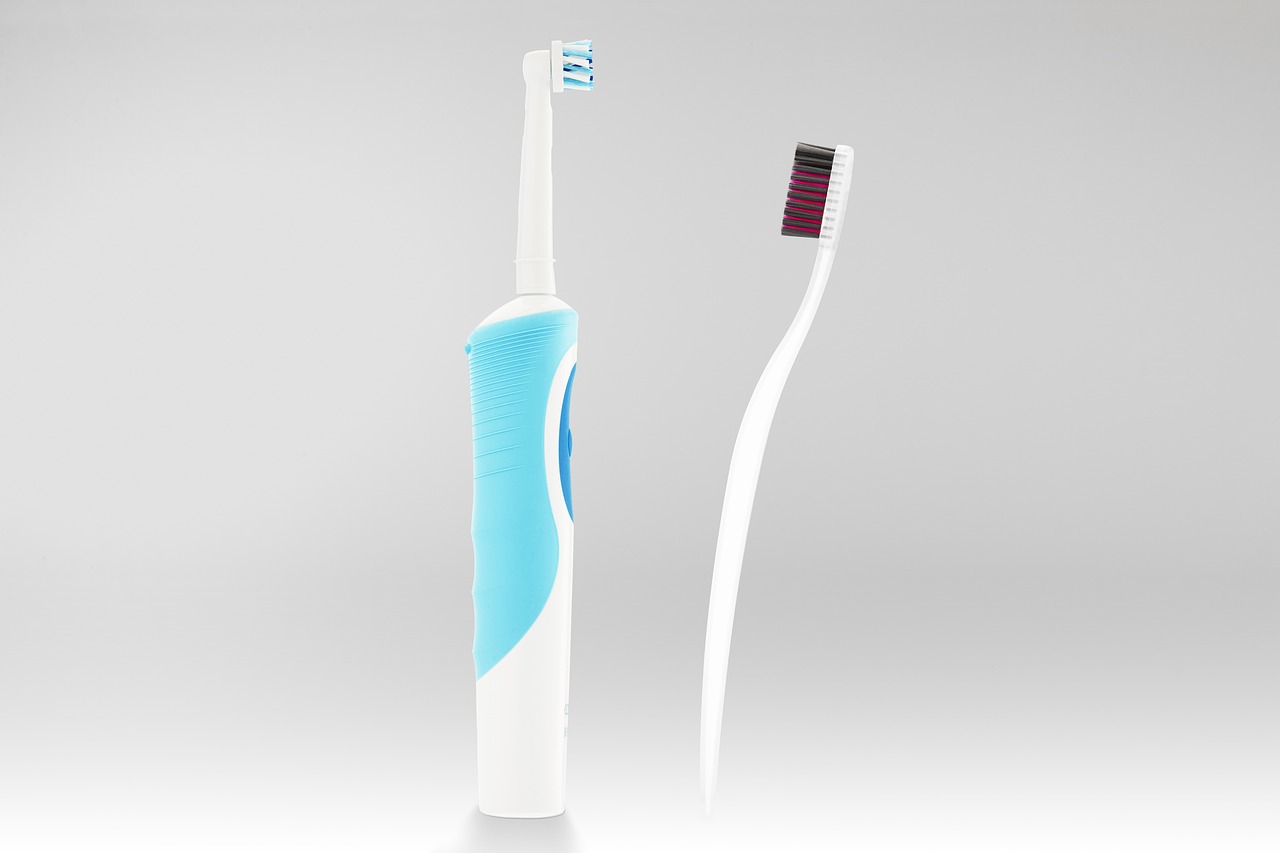 En eltandbørste og en almindelig tandbørste